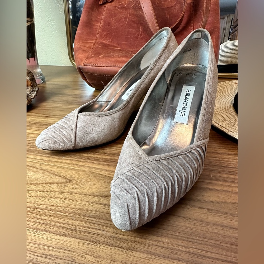 Vintage 80s Maserati Beige Suede Leather Pleated Toe Pump High Heels Women's 8.5